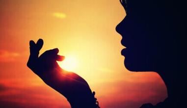 属蛇人2024年正月订婚好吗，哪几天适合订婚？