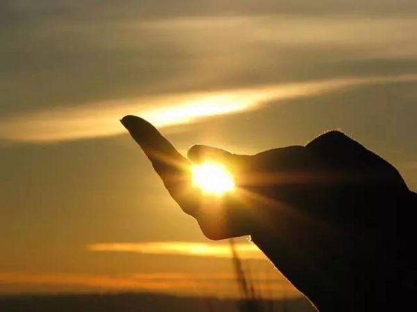 【搞笑段子】一个朋友学周易的，给我算了一下，说我身边小人多