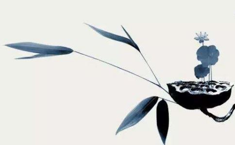 女性办公桌上摆放风水